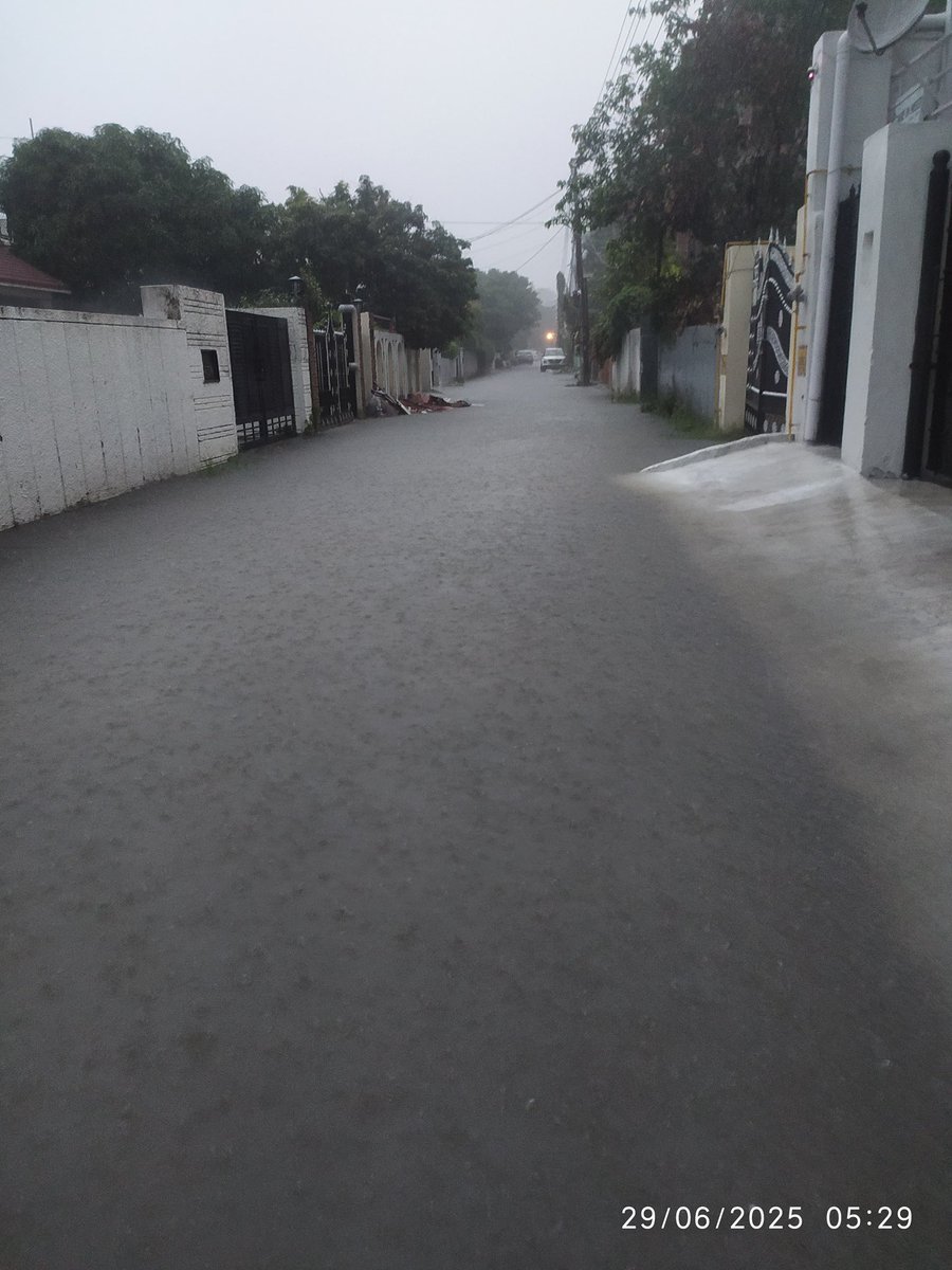shaileshaswal's tweet photo. @DdnNagarnigam @dmdehradun @Live_Hindustan @smartcityddun @PWD_GovtUK @smartcitydoon @DdnNagarnigam दून के 21 ईसी रोड पर जलभराव की गंभीर समस्या के लिए नगर निगम से बार-बार अनुरोध के बावजूद कोई समाधान नहीं मिला है।#Dehradun #NagarNigam #WaterLogging #समस्या #CivicIssues #Uttarakhand #SeniorCitizen #SmartCitiesIndia #UrbanDevelopment #CityProblems #BasicFacilities https://t.co/LHNK5MrT29