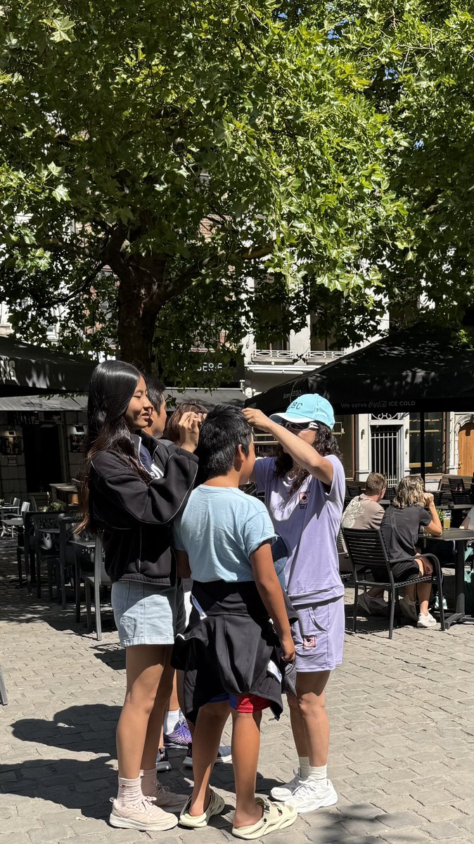 charlesdebrux's tweet photo. Et puis il y a ceux et celles qui ne t’emmerdent jamais. En dan heb je diegenen die je nooit lastig vallen in Brussel. 🤫 #multicul https://t.co/mcj2qhuZCE