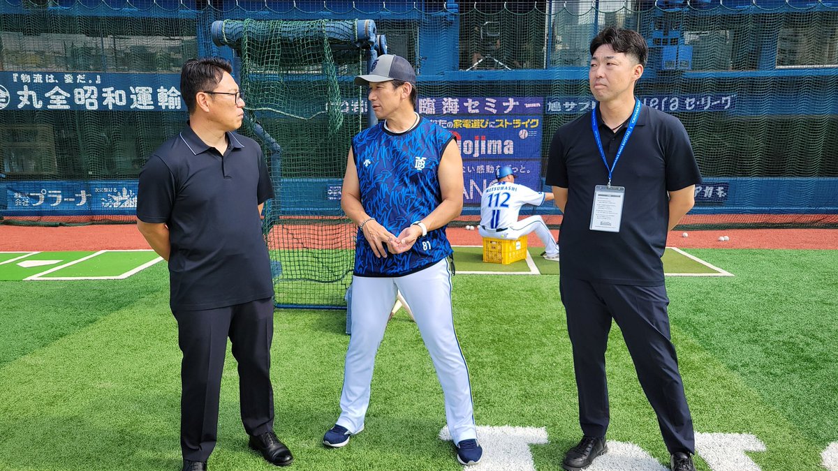 samuraijapan_pr's tweet image. 侍ジャパントップチームの #井端弘和 監督、#吉見一起 コーチがプロ野球公式戦視察のため横浜スタジアムを訪問。横浜DeNAの #三浦大輔 監督や中日の #井上一樹 監督らと挨拶を交わしました。
#侍ジャパン #baystars #dragons