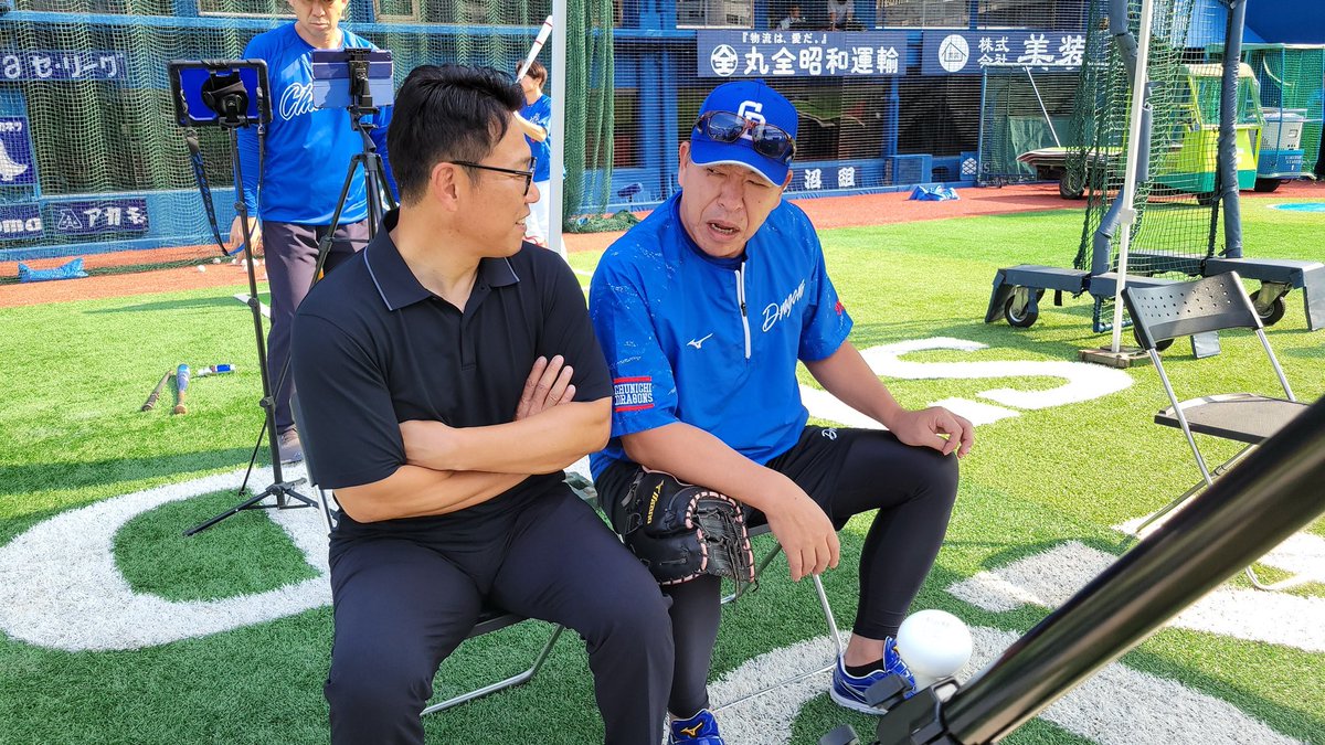 samuraijapan_pr's tweet image. 侍ジャパントップチームの #井端弘和 監督、#吉見一起 コーチがプロ野球公式戦視察のため横浜スタジアムを訪問。横浜DeNAの #三浦大輔 監督や中日の #井上一樹 監督らと挨拶を交わしました。
#侍ジャパン #baystars #dragons