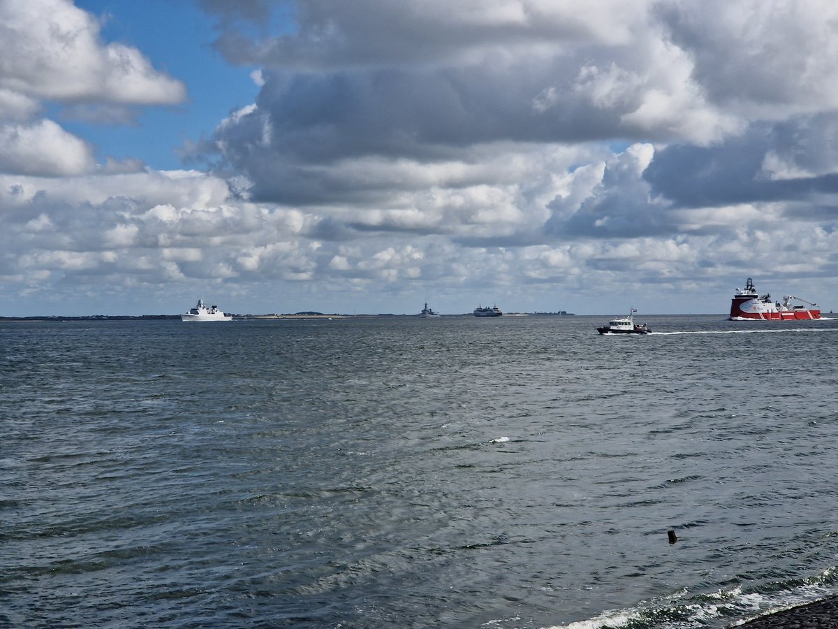Veel vlootbeweging op de rede van Den Helder, met Zr.Ms. Groningen, Zr.Ms. Van Amstel &amp; Zr.Ms. Evertsen #marine