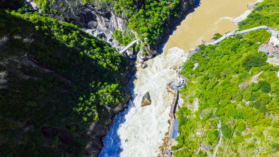 Amazing_Yunnan's tweet image. Summer brings Tiger Leaping Gorge to life!
As the rainy season arrives, the Jinsha River（upper reach of the Yangtze River） surges — making this the most powerful and awe-inspiring time of year to witness the gorge in all its roaring glory. 📷📷
#TigerLeapingGorge #NaturePower