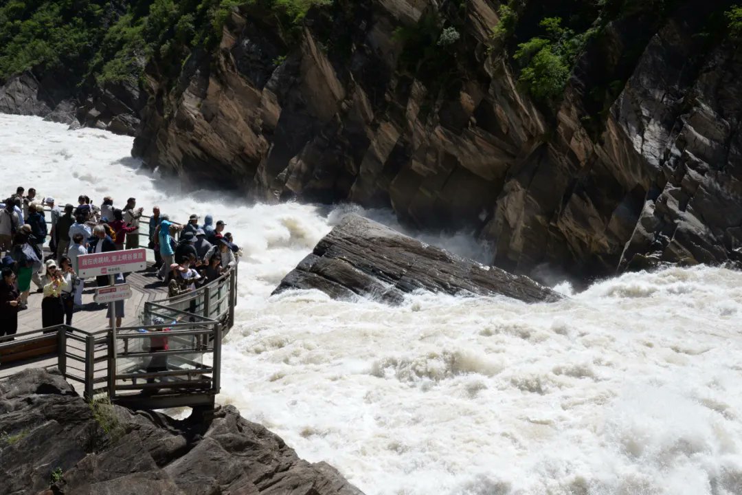 Amazing_Yunnan's tweet image. Summer brings Tiger Leaping Gorge to life!
As the rainy season arrives, the Jinsha River（upper reach of the Yangtze River） surges — making this the most powerful and awe-inspiring time of year to witness the gorge in all its roaring glory. 📷📷
#TigerLeapingGorge #NaturePower