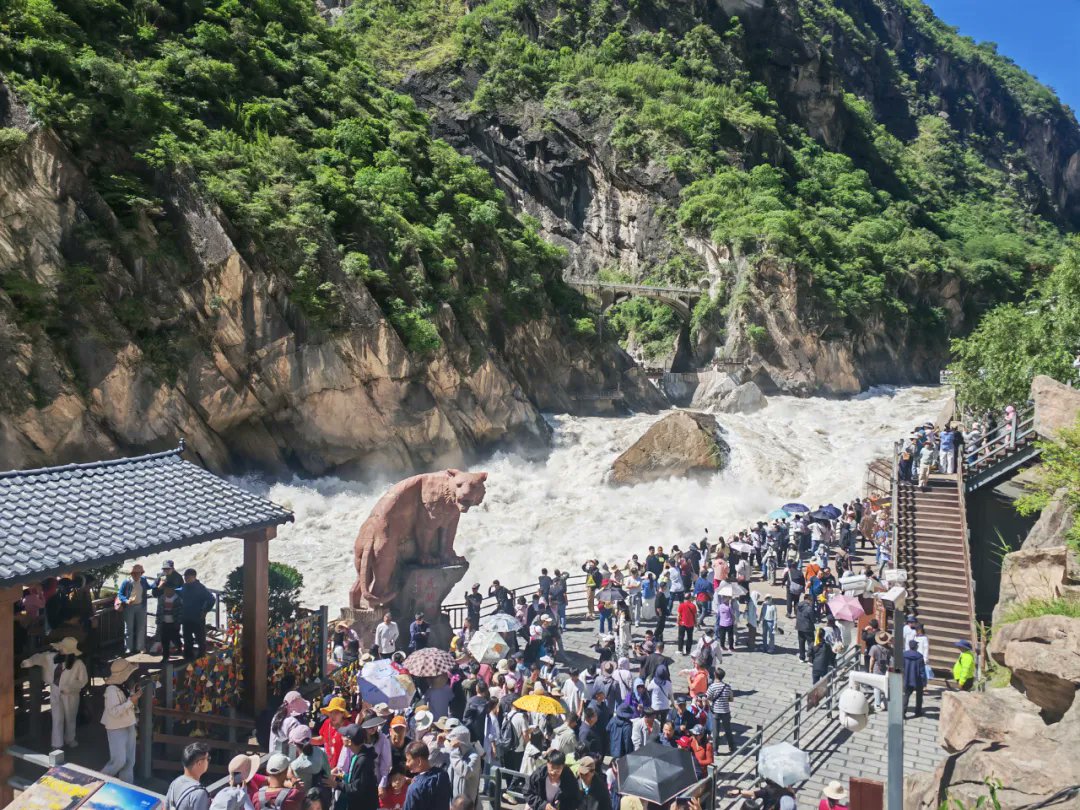Amazing_Yunnan's tweet image. Summer brings Tiger Leaping Gorge to life!
As the rainy season arrives, the Jinsha River（upper reach of the Yangtze River） surges — making this the most powerful and awe-inspiring time of year to witness the gorge in all its roaring glory. 📷📷
#TigerLeapingGorge #NaturePower