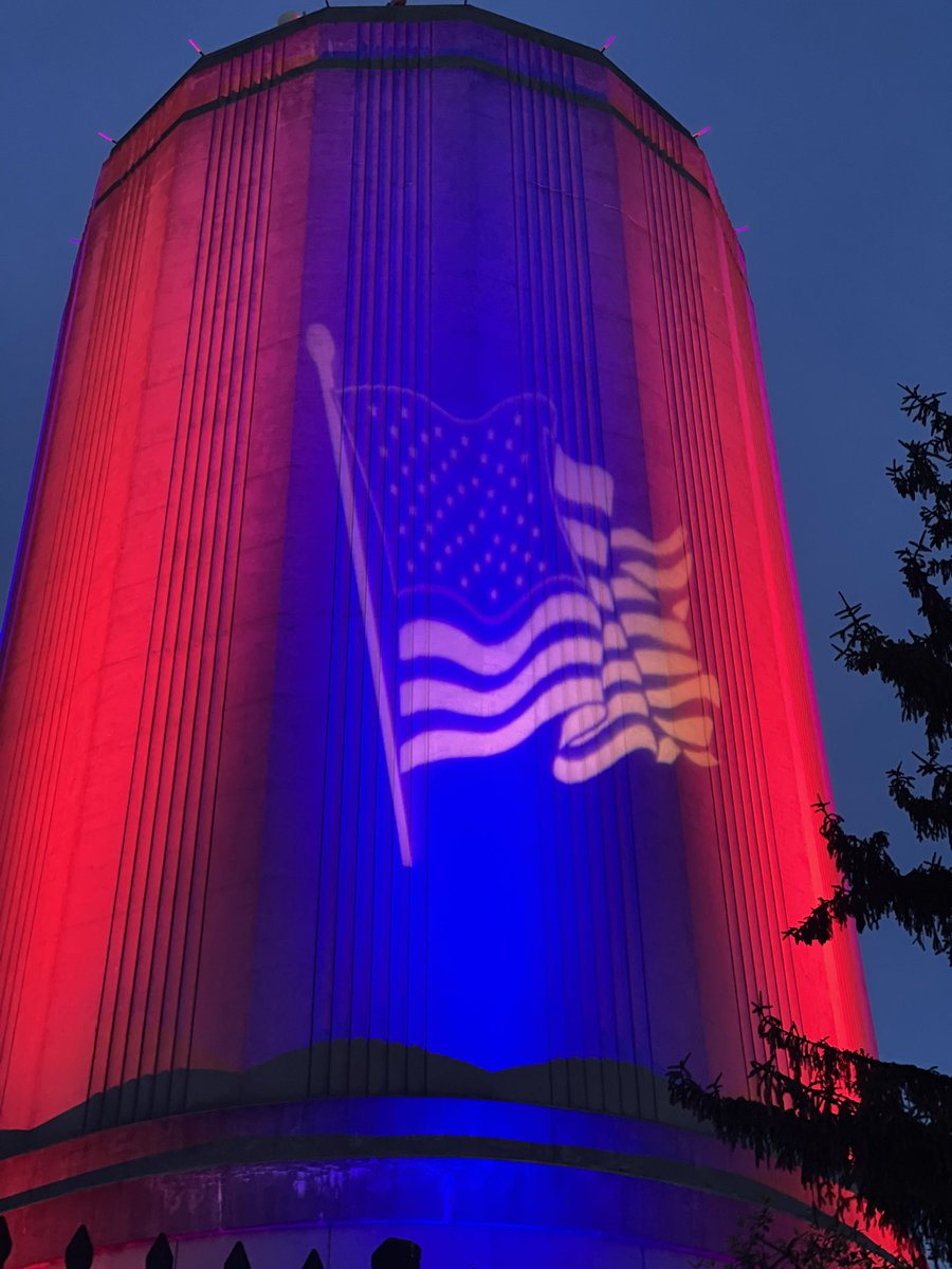 JudgeBerkowitz's tweet image. Get excited! We are looking forward to celebrating #IndependenceDay in #MtWashington! 🇺🇸
It was great to see the recent re-lighting of the water tower — the #StarsAndStripes could be seen from miles away! 🇺🇸🇺🇸🇺🇸
Congratulations & thanks to everyone who made it happen!