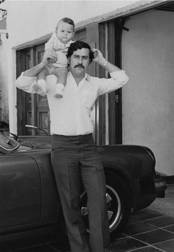 Mente Sabia (@mente_sabiaa) on Twitter photo En su mejor momento, Pablo Escobar fue el séptimo HOMBRE más RICO del MUNDO...
- Mansión de 186 MILLONES de dólares
- 150 MIL MILLONES de dólares de patrimonio neto
- Una prisión de lujo de 50 MILLONES de dólares para él solo
Y no era sólo porque su producto fuera ADICTIV0… En su mejor momento, Pablo Escobar fue el séptimo HOMBRE más RICO del MUNDO...
- Mansión de 186 MILLONES de dólares
- 150 MIL MILLONES de dólares de patrimonio neto
- Una prisión de lujo de 50 MILLONES de dólares para él solo
Y no era sólo porque su producto fuera ADICTIV0…