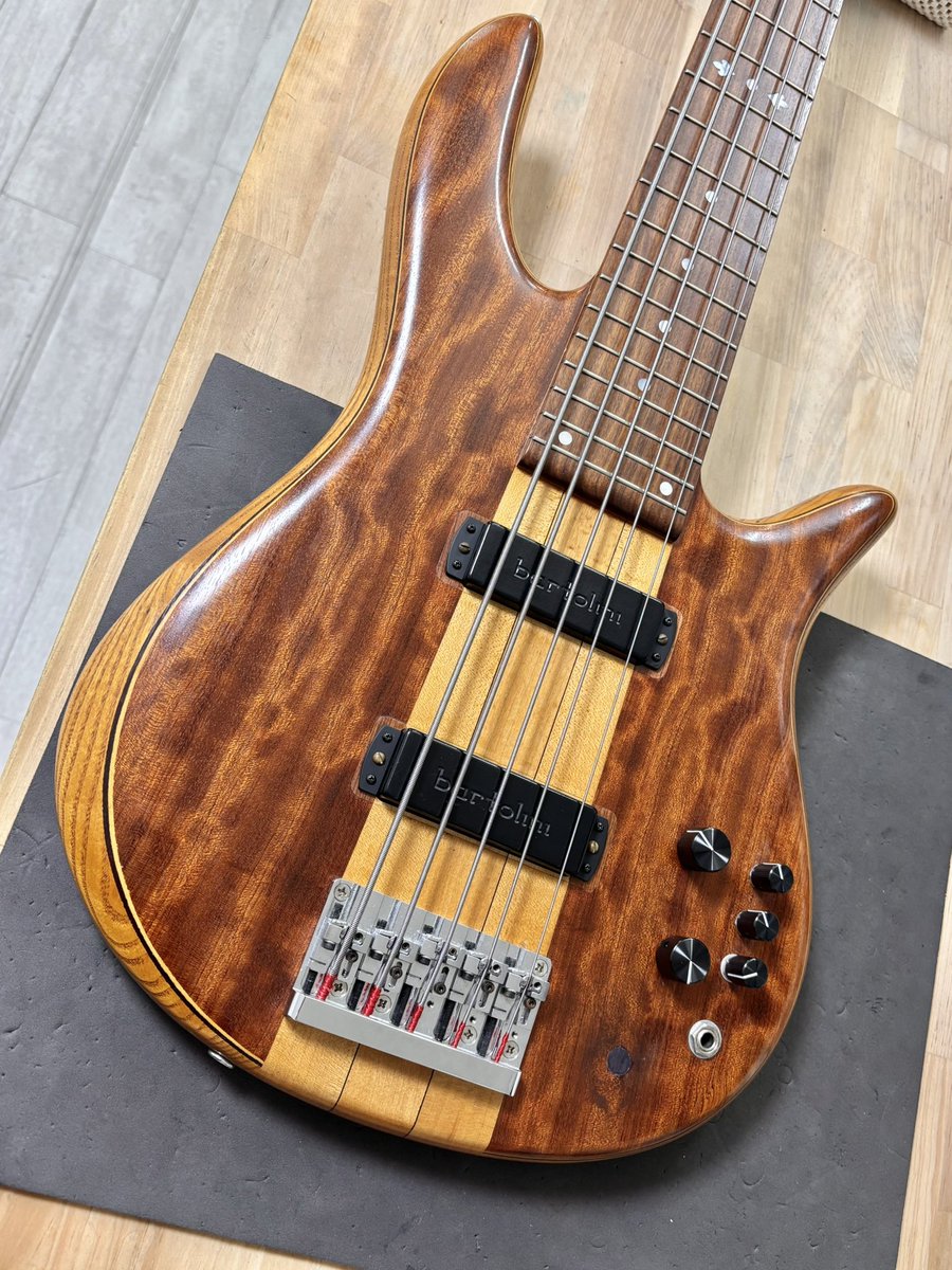 tariki_fretless's tweet image. PU交換のために広げられていたキャビティを元の大きさに戻しました。