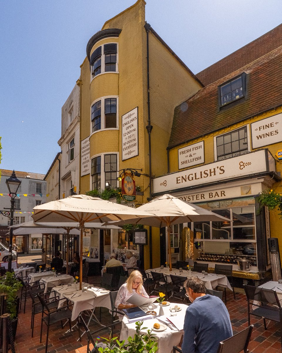 EnglishsoB's tweet image. Then vs. now on the terrace 🌞
We’ve upgraded the tables and chairs and added a few umbrellas since then, but not much else has changed. Same great seafood, same sunny spot, still (in our opinion) the best alfresco dining in Brighton. 🦞🍷
#EnglishsOfBrighton #ThrowbackThursday