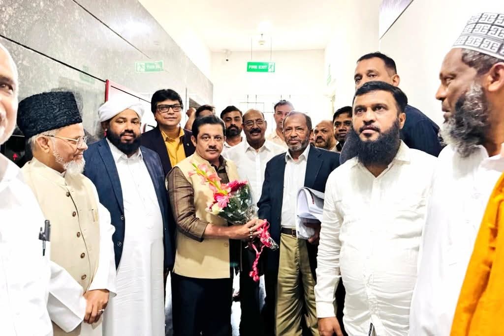 ಕರ್ನಾಟಕ ರಾಜ್ಯ ಅಲ್ಪಸಂಖ್ಯಾತರ ಅಭಿವೃದ್ಧಿ ನಿಗಮ ಮತ್ತು ಕರ್ನಾಟಕ ರಾಜ್ಯ ಅಲ್ಪಸಂಖ್ಯಾತರ ಆಯೋಗದ ಕಚೇರಿಗೆ ಭೇಟಿ ನೀಡಿದ ಸನ್ಮಾನ್ಯ ವಕ್ಫ್ ಮತ್ತು ವಸತಿ ಸಚಿವರಾದ B.Z Zameer Ahmed Khan ರು ಇಲಾಖೆಯ ಪ್ರಗತಿ ಪರಿಶೀಲನೆ ನಡೆಸಿದರು. ಸನ್ಮಾನ್ಯ ಸಚಿವರನ್ನು ಗೌರವಿಸಿ ಸ್ವಾಗತಿಸಲಾಯಿತು.