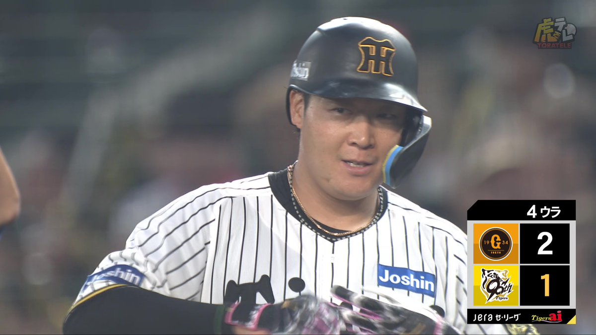 4回裏、5番大山選手のレフト前タイムリーヒットで1点差に迫る