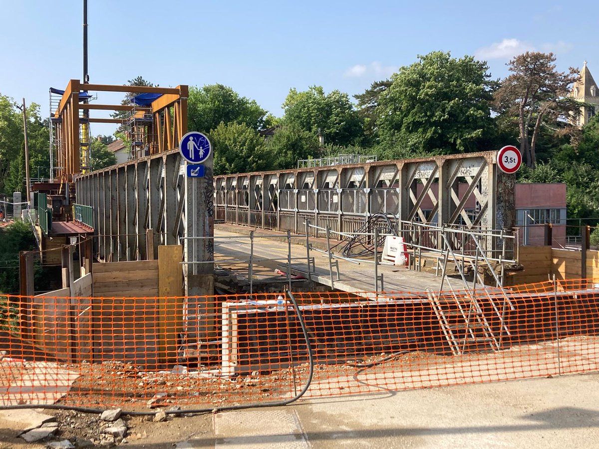 F3Rhone_Alpes's tweet photo. Tassin-la-Demi-Lune : le pont métallique au-dessus de la voie ferroviaire va être remplacé cet été. Conséquence : le trafic ferroviaire est suspendu cet été, entre le 7 juillet et le 29 août 2025. 
https://t.co/lEUFCC2OFs
📸 J.Sauvadon https://t.co/1DXFftbVdi