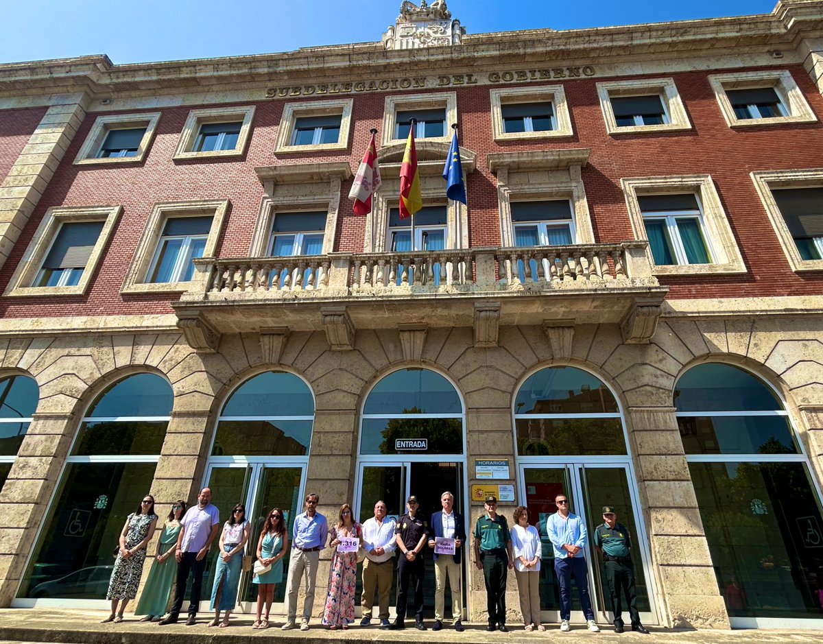 ⚫️ Minuto de silencio ante la Subdelegación del Gobierno por el asesinato por violencia de género de una mujer en #Asturias

El número de mujeres asesinadas por violencia de género asciende a 21 en 2025

#Palencia