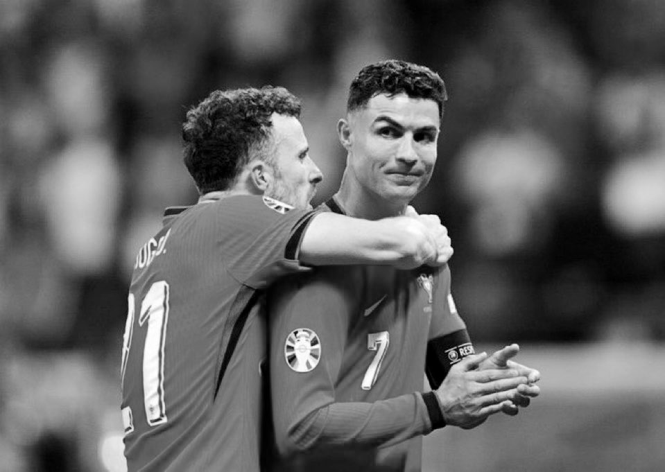 Cristiano Ronaldo: ''Aklım almıyor. Hayat çok anlamsız. Daha geçen milli takımda beraberdik, henüz yeni evlenmiştin... Ailen, eşin ve çocukların… Hepsine başsağlığı diliyorum. Huzur içinde yatın Diogo ve Andre, sizi özleyeceğiz.''