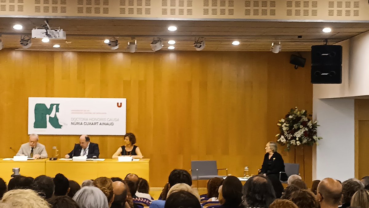 Un merecido reconocimiento, todas sus amigas y colegas estamos aquí con ella. Sin duda un merecido Doctor Honoris Causa y estamos felices en este acto académico