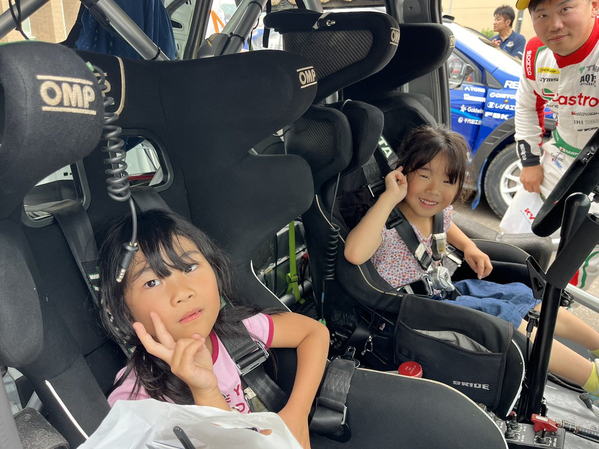 🔴🟩全日本ラリー選手権第5戦カムイ

テスト終了後に、今回のラリーで使われるSSがある蘭越町の保育園にみんなでお邪魔しました。
ラリーカーに乗ったり一緒に写真を撮ったり、有意義な時間でした！