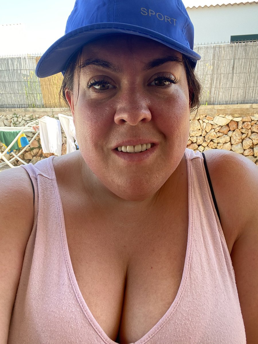 Woweeee it’s beyond hot here today. Sunbathe for about 10 min before I need to run in the shade for a bit 🤣🤣