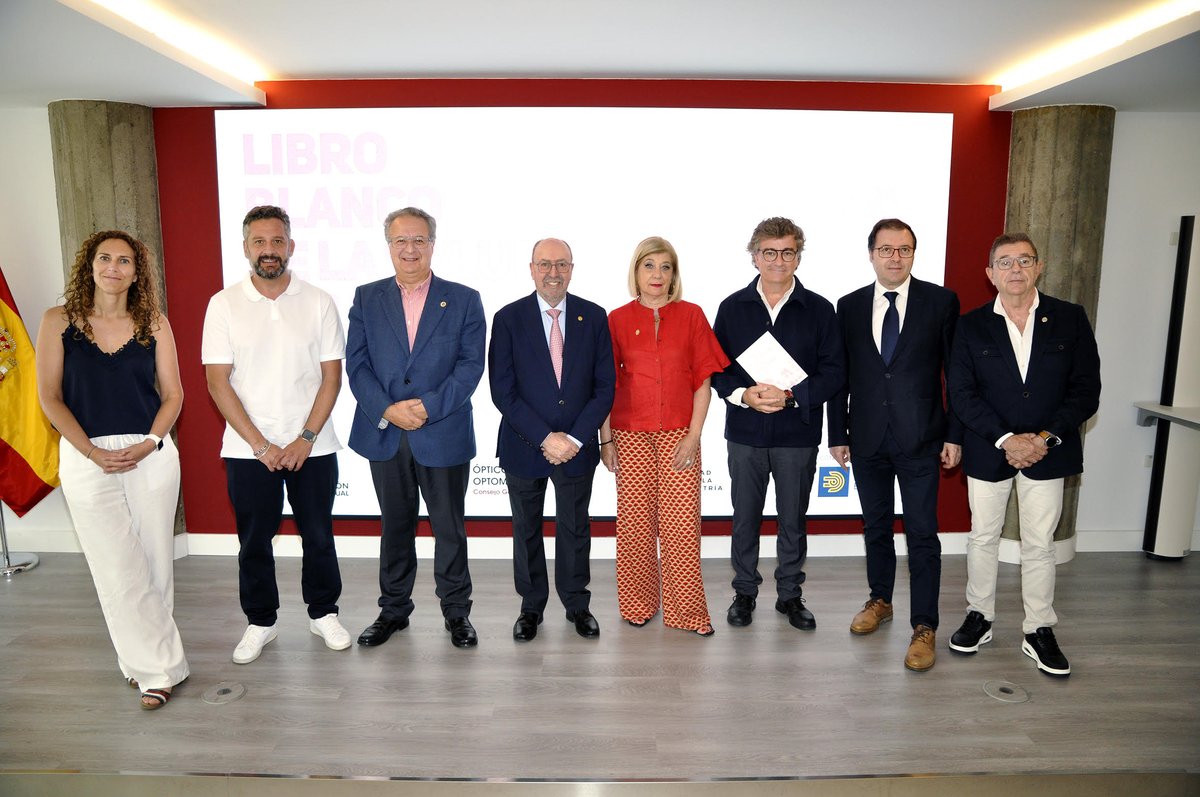 CNOO_Spain's tweet photo. 📘 Presentado el #LibroBlanco de la #SaludVisual en España 2025, una obra de referencia para el sector, auspiciada por el CGCOO, junto a la Sociedad Española de Optometría, la Fundación Salud Visual y colabora @CorreosExpress. https://t.co/GP7ijx3RiH