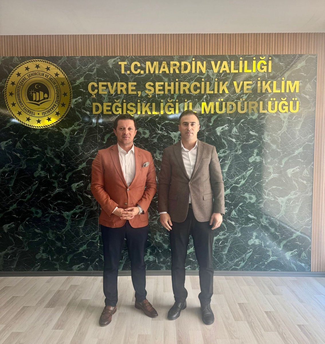 Artuklu İlçe Milli Eğitim Müdürümüz Sayın Mehmet Emin Duyan, Çevre, Şehircilik ve İklim Değişikliği İl Müdürü Sayın Muhammed Enis Ekinci'yi yeni hizmet binalarında ziyaret ederek hayırlı olması dileklerinde bulundu.