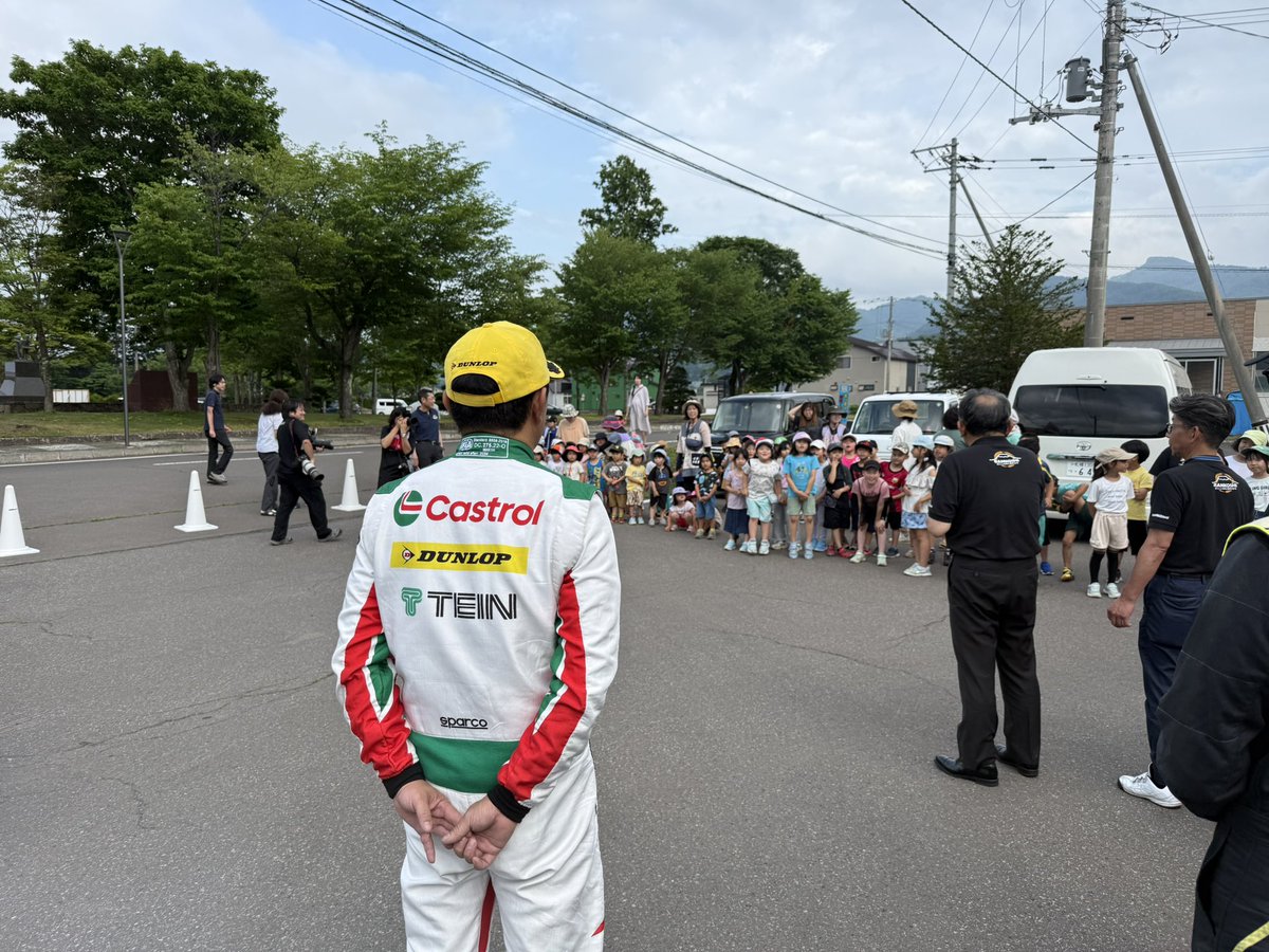 オフィシャルテストの後は蘭越町の子どもたちにラリーカーを見てもらってきました
→RP