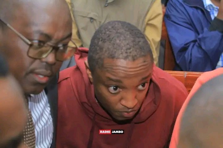 We should fear @ndianguikinyagia s girlfriend. Kama hivi ndo ananyoa bwanake what about you mwenye si wake