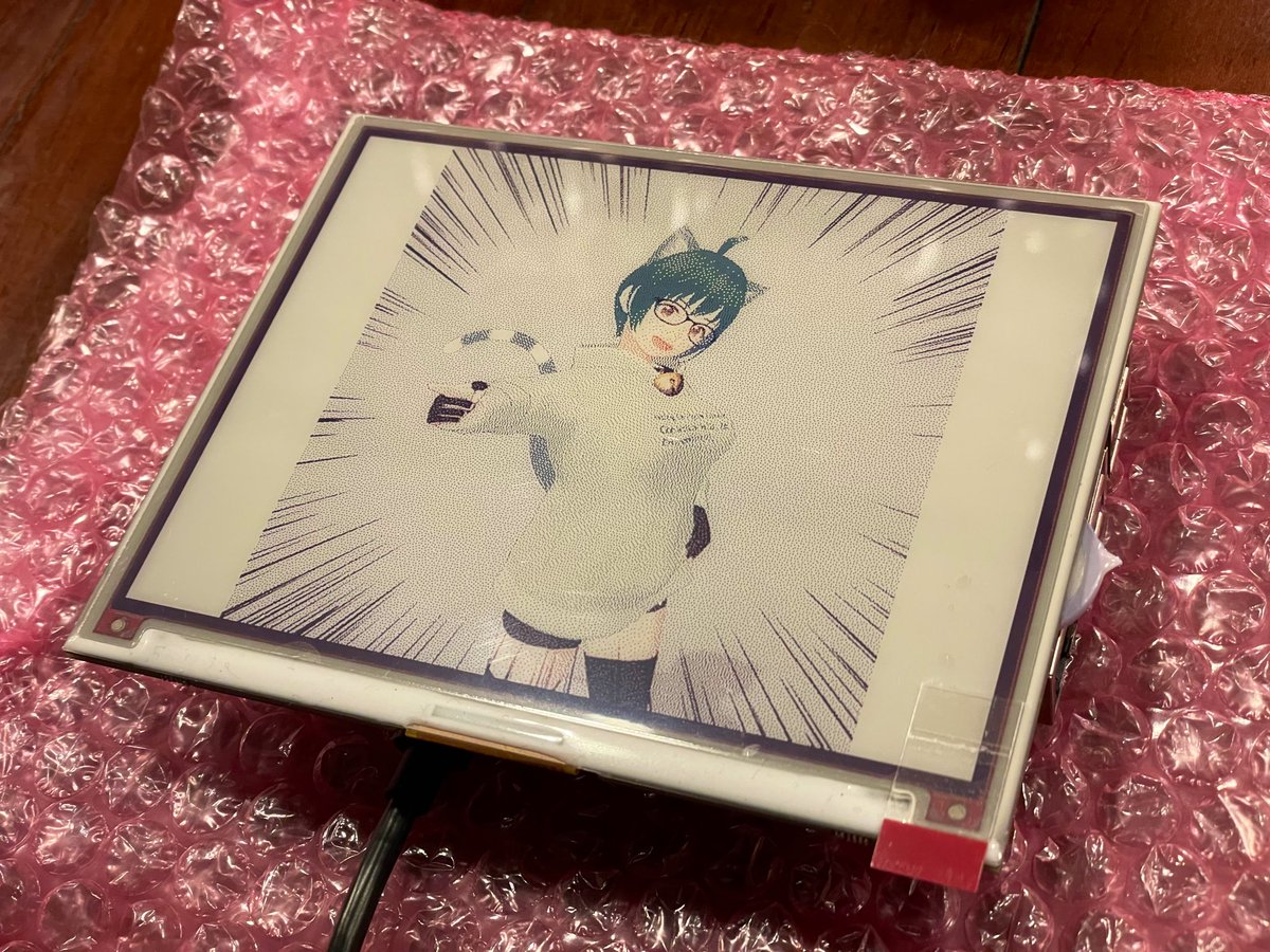 verylowfreq's tweet photo. 本日の #makersbar 、ねこすずさん持ち込みの電子ペーパーにわたしを表示してもらったよ!
7色素子だけどRGBにきれいに沿っているわけではないらしく、独特な色合いになる。粒子感もなかなかエモいね https://t.co/zRLEFHOQZl