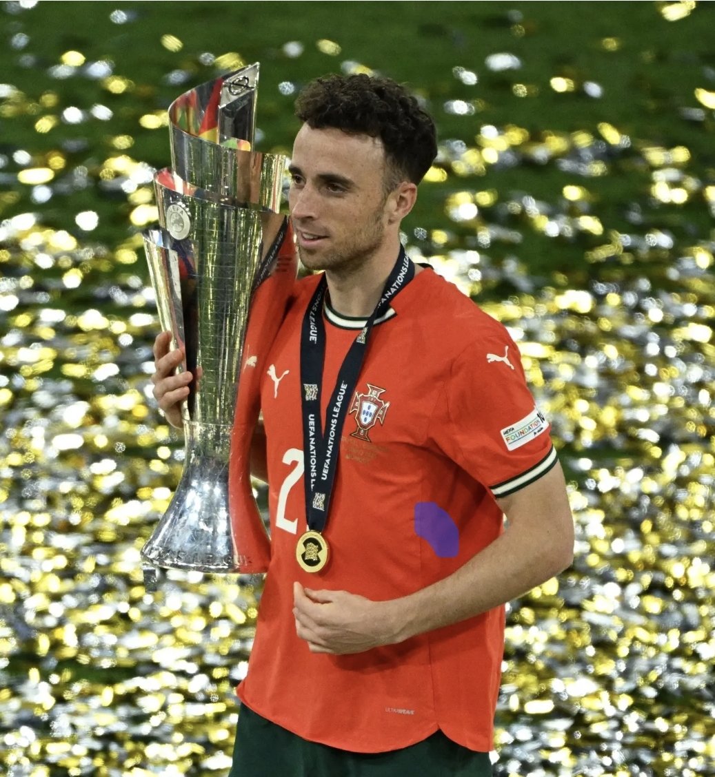 NunoMSDias's tweet photo. As palavras deixam de ter significado perante tragédias como a que roubou a vida a Diogo Jota e ao seu irmão André. Ficam as memórias de um jogador excecional e de um homem discreto, resiliente, talentoso e que sempre nos mostrou o melhor que o futebol tem! 🖤🤍 https://t.co/GVdKIyxN07