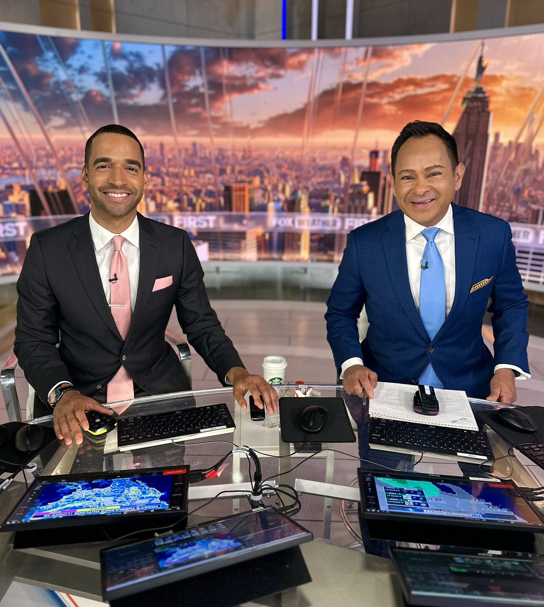 MichaelEstimeWX's tweet image. Happy Friday-Eve! 🎇 🇺🇸 🎆
Great to work alongside @CraigHerreraTV & @foxweather Producer Extraordinaire, Stephen McCloud⚡️
We’re tracking potential tropical trouble off the southeast coast🌀
See you from 5am to 8am for more!
