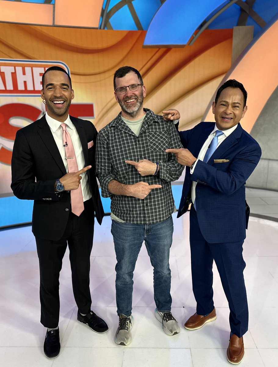 MichaelEstimeWX's tweet image. Happy Friday-Eve! 🎇 🇺🇸 🎆
Great to work alongside @CraigHerreraTV & @foxweather Producer Extraordinaire, Stephen McCloud⚡️
We’re tracking potential tropical trouble off the southeast coast🌀
See you from 5am to 8am for more!