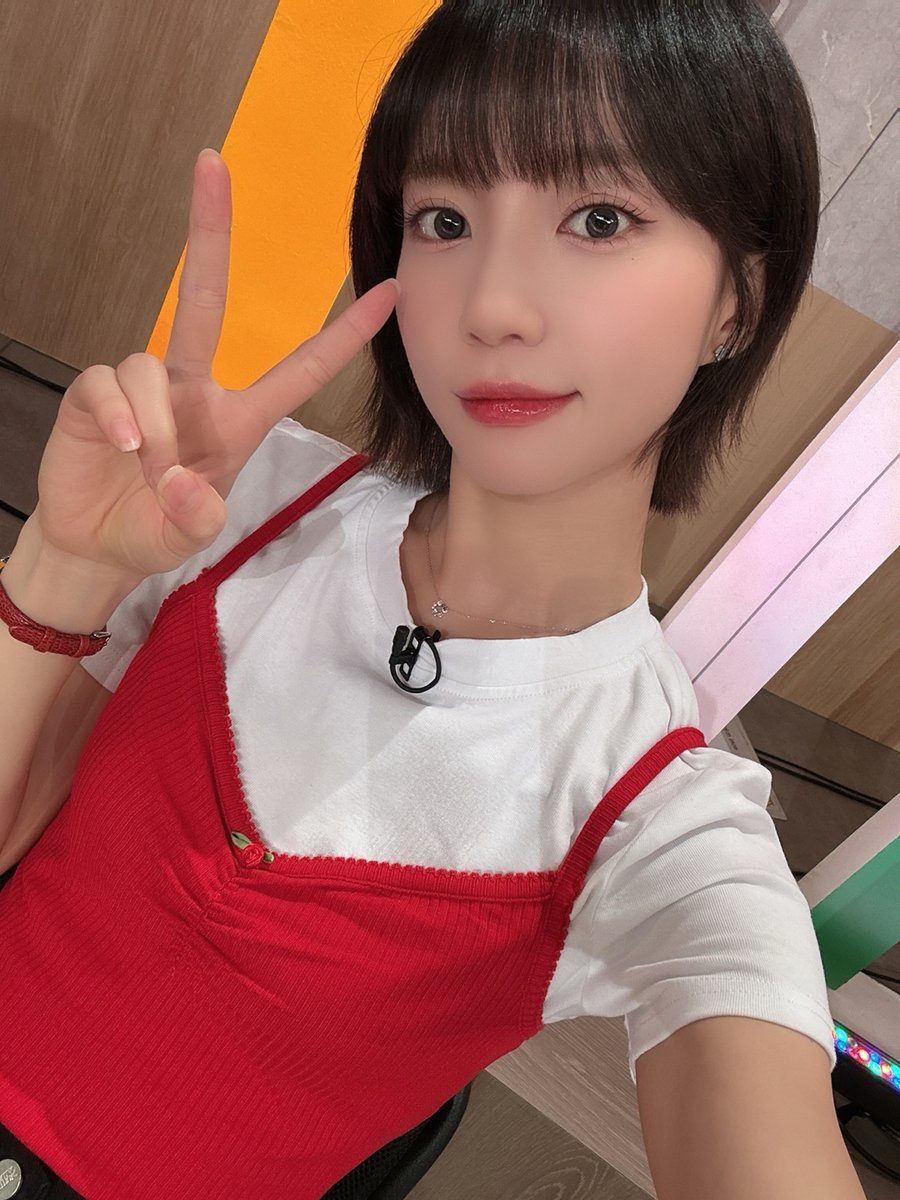 [#OHMYAir] 잠시 후 7시 10분, 'KBS1 이슈 Pick, 쌤과 함께'에 #유빈 이 출연합니다😍 돌아온 윱요일! 오늘도 한층 더 똑똑해질 준비되셨나요?😎

#오마이걸 #OHMYGIRL #OMG