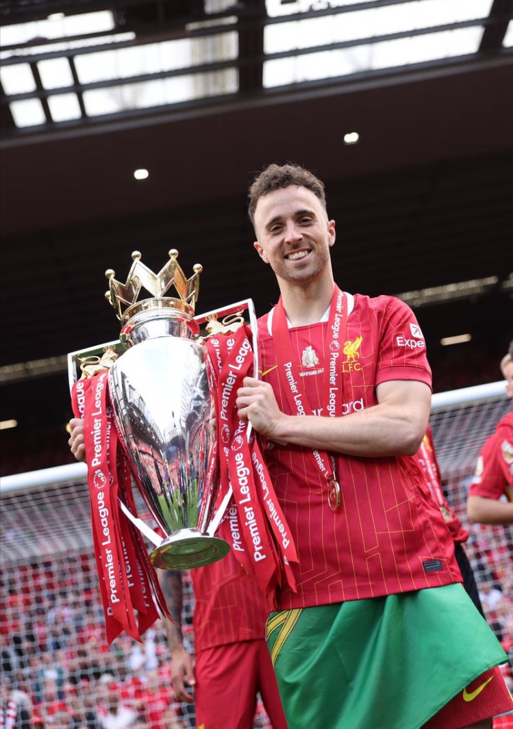 ¿Tan temprano empezamos el día para desayunar está noticia? LPM 😢🕊️⚽. Un abrazo grande a la familia y amigos de Diogo Jota desde mi lugar de parte de un hincha de Boca 🔵🟡🔵. 
 You'll Never Walk Alone 🔴⚽🫂🕊️