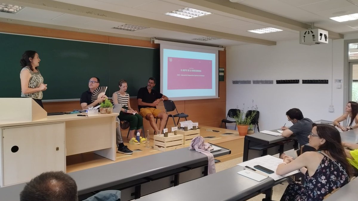 2n dia #UESCOOP2025 | <a href="/coopagrariesCAT/">Federació de Cooperatives Agràries de Catalunya</a> participa en el debat de Bioeconomia Circular, on la Teresa Masjuan, coordinadora del servei d'innovació, ha explicat els projectes en què participem i com les cooperatives agràries aprofiten els coproductes que genera l'activitat agrària.