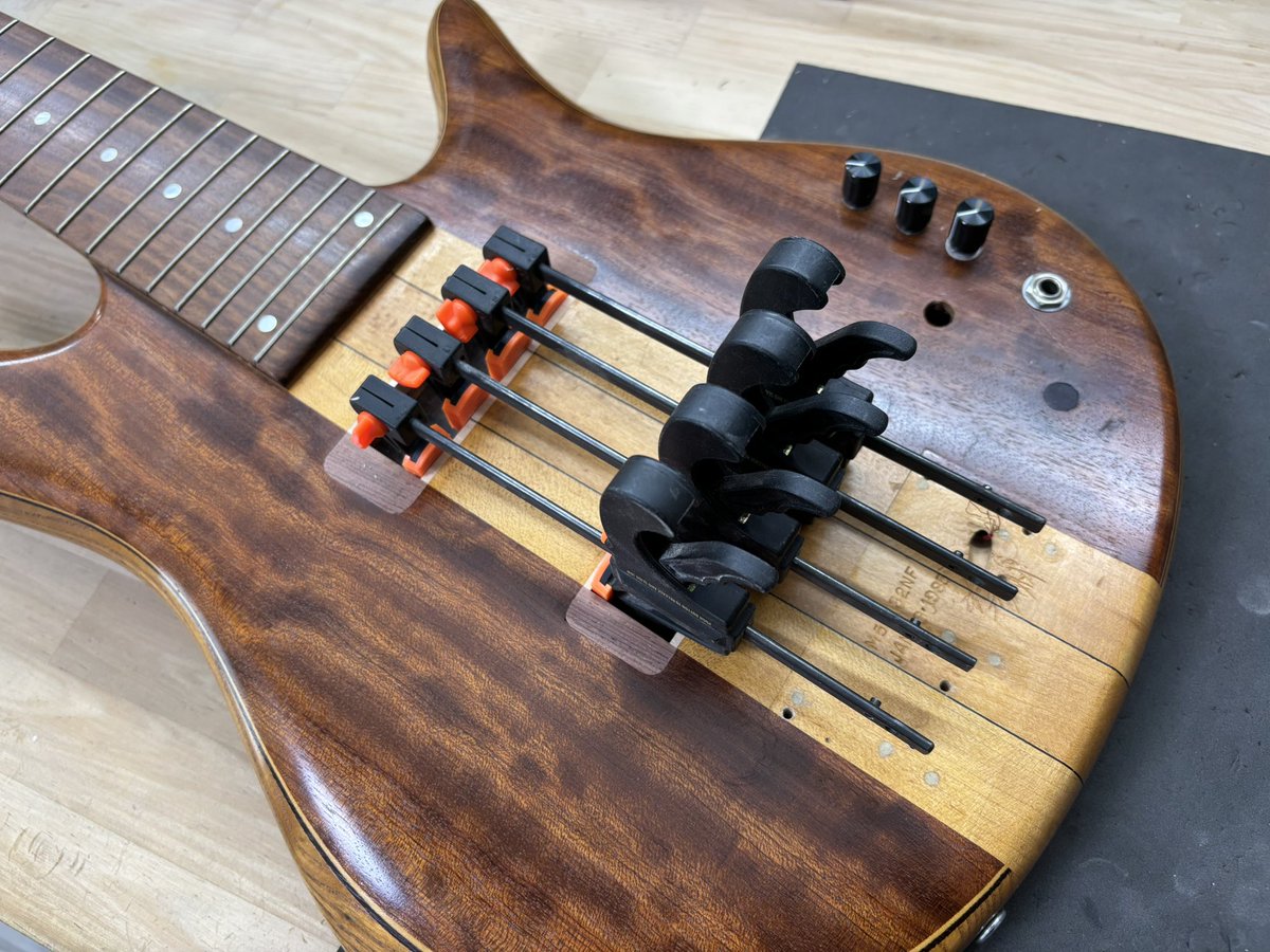 tariki_fretless's tweet image. ボディ・ネックのラミネートに合わせて3回に分けて接着しました。