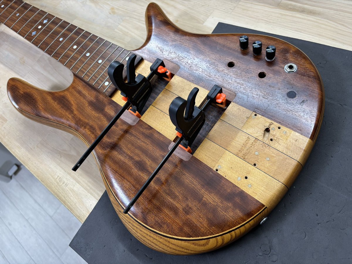 tariki_fretless's tweet image. ボディ・ネックのラミネートに合わせて3回に分けて接着しました。