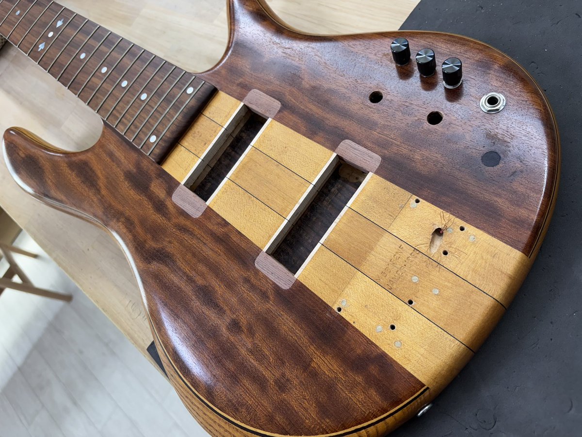 tariki_fretless's tweet image. ボディ・ネックのラミネートに合わせて3回に分けて接着しました。