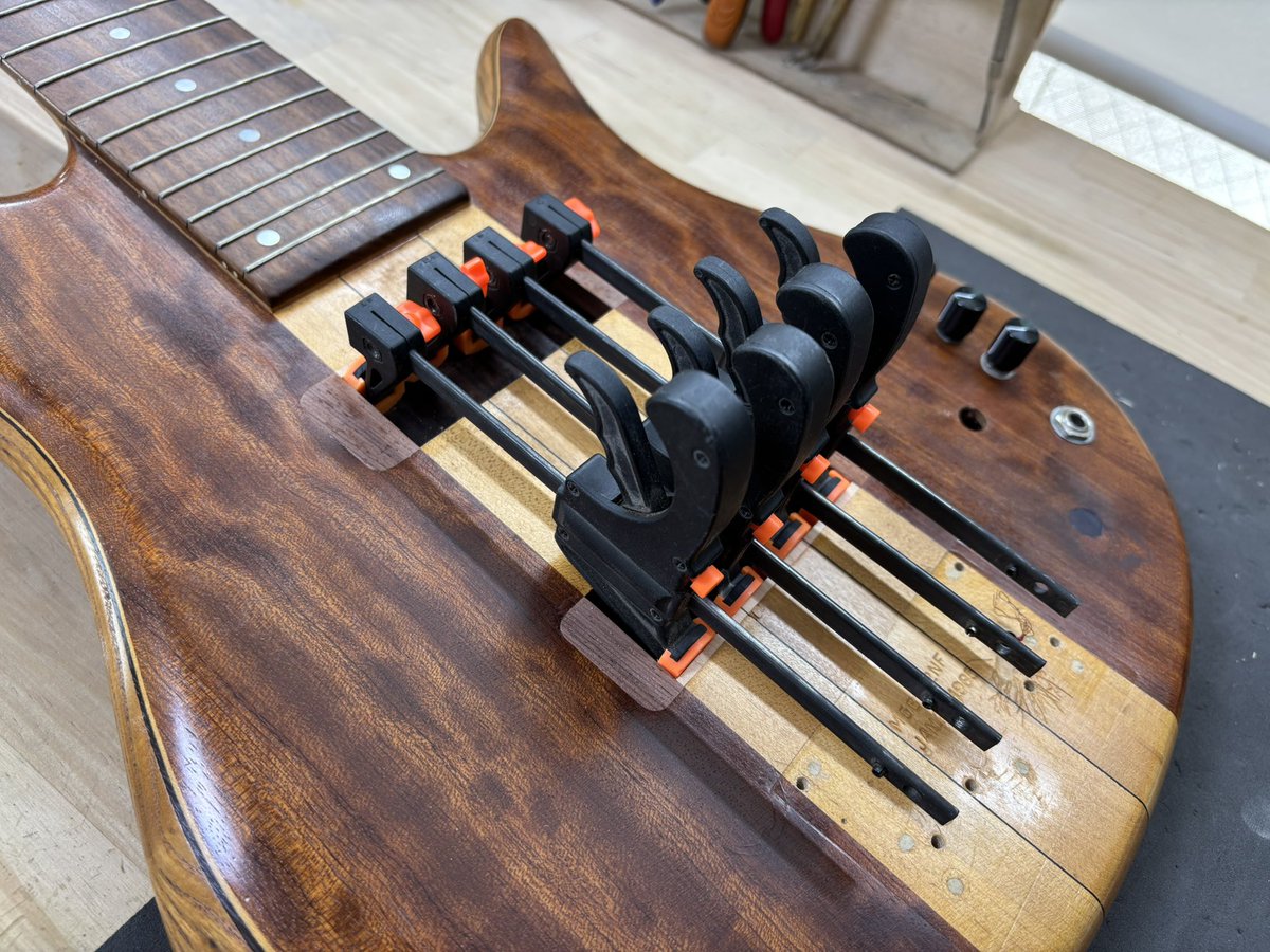 tariki_fretless's tweet image. ボディ・ネックのラミネートに合わせて3回に分けて接着しました。