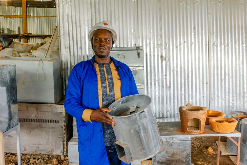 EnviroRwanda's tweet photo. From Clay Stoves to Clean Cooking Champion: The Green Hanga Story (A thread🧵) 

In a small workshop in Rwanda's Gasabo District, Jean Bosco had a simple but powerful vision: to help families cook cleaner, save money, and breathe easier.   

#CleanCooking #ReCIC #GreenRwanda🇷🇼🌿 https://t.co/1mTYl8fcwa