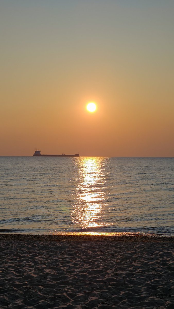 TheRealMedicCJ's tweet image. Good morning world. Make a positive impact on someone's life today even in the smallest way #miwx #puremichigan #sunrise