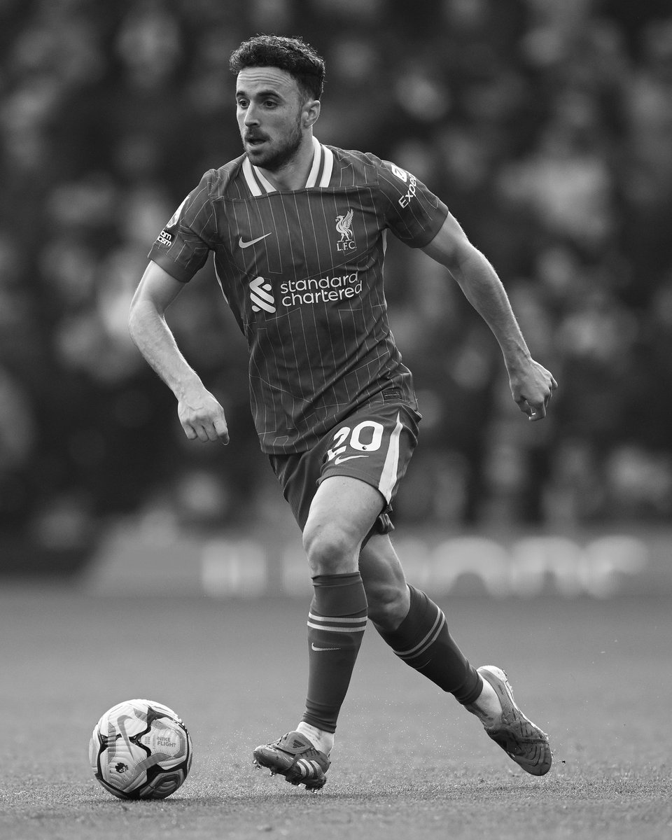 ActuFoot_'s tweet photo. 🕊️ Le PSG rend hommage à Diogo Jota et son frère :

« Le Paris Saint-Germain a appris avec une immense tristesse le décès de Diogo Jota et de son frère André.

Le Club adresse ses sincères condoléances à leur famille, à leurs proches, au club de Liverpool et à la sélection nationale portugaise.

Toutes nos pensées les accompagnent en ce moment tragique. » 🙏

(@PSG_inside)