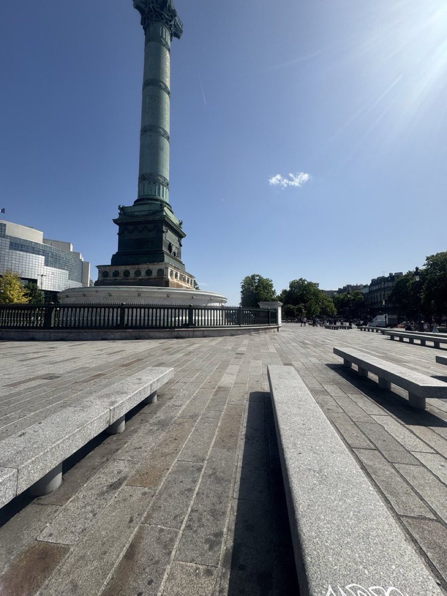 La mairie de Paris « ecolo » l’appelle « îlot de fraîcheur ».
Entre Parisiens, on la surnomme « la Plancha ».
#PlacedelaBastille