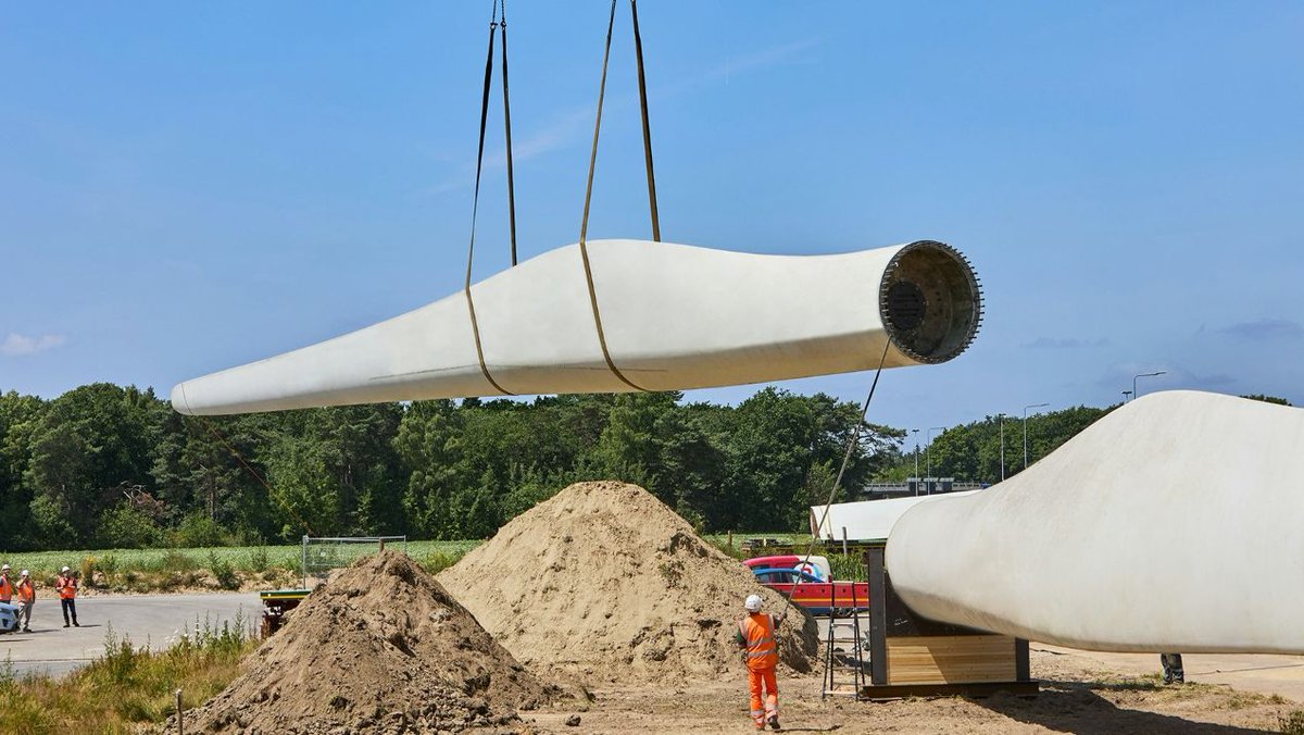 Geluidscherm van windturbinebladen onthuld in Brabant. Het allereerste geluidscherm van hergebruikte windturbinebladen is onthuld langs de A58 in Oirschot.
Lees meer: brabant.nl/actueel/nieuws…