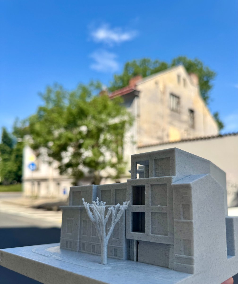 ANTRACIT (@_antracit) on Twitter photo ✨Ostravská VILA DVOŘÁKOVA modelem✨
Model je jako kresba v prostoru. Ukazuje proporce, vztahy i ambice – ještě před první cihlou 👉
🛠️ Zahájení stavby: 2025
✔️ Dokončení: 2026
Za model děkujeme architektonickému studiu Ark, autorům návrhu obnovy i projektantům celé stavby. ✨Ostravská VILA DVOŘÁKOVA modelem✨
Model je jako kresba v prostoru. Ukazuje proporce, vztahy i ambice – ještě před první cihlou 👉
🛠️ Zahájení stavby: 2025
✔️ Dokončení: 2026
Za model děkujeme architektonickému studiu Ark, autorům návrhu obnovy i projektantům celé stavby.