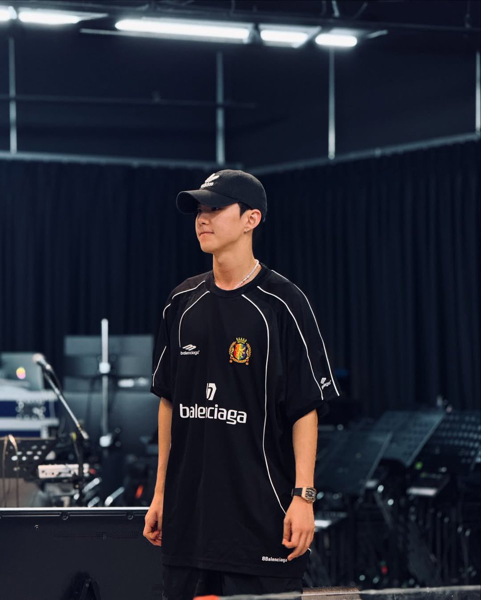 ulthorangdan's tweet photo. its the same balenciaga shirt 🥹🥹🥹 https://t.co/Qrid4rm2mJ