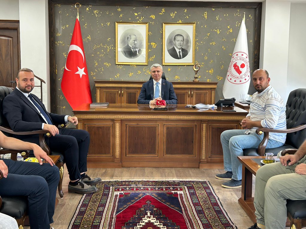 SapancaKaymakam's tweet photo. Sapanca Villa ve Bungalov İşletmecileri Derneği Kurucu ve Yönetim Kurulu Başkanı Ali Safa Alaçam ile dernek yönetim kurulu üyeleri, Sapanca Kaymakamı Sayın @SAYazici_ ’yı makamında ziyaret ederek, yeni görevinde başarılar dilediler. https://t.co/uYLsB06Cnx