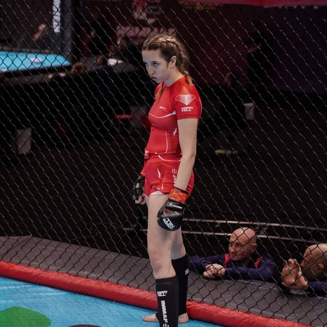 Milica Glušica, 2004. godište iz Kule, MMA borac. Zaposlena u PU Kula.
Ona je sinoć monstruozno pretukla tri studenta.
Ona mora doživotno da bude zatvorena na psihijatriji ako je majka ne odrobija ili roditelji dece koju je zverski unakazila.
Sa FB.