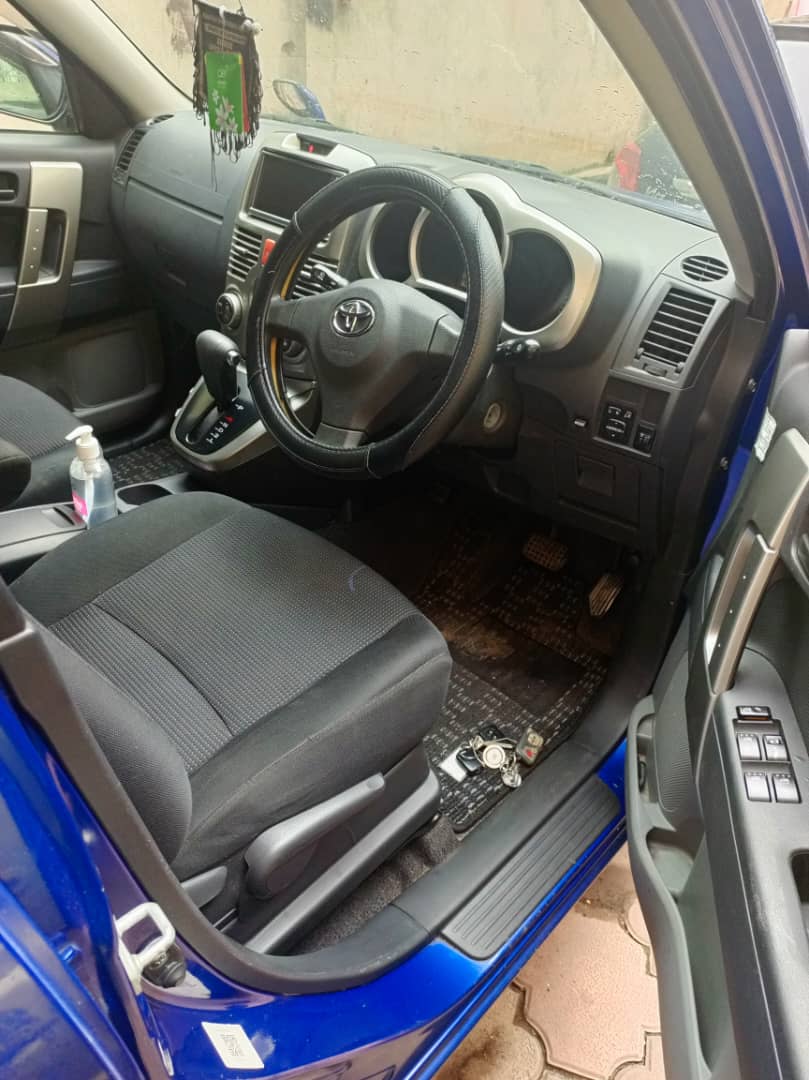 KS00243's tweet photo. Toyota Rush à vendre🚘

🔘Transmission automatique 
🔘Moteur essence 
🔘Climatisation impeccable 
🔘Plaque très récente BV
🔘Version Full option
🔘Kilométrage 7000km
🔘Intérieur très propre 
🔘Jantes chromées 

💵Prix 8800$ à discuter légèrement

☎️+243819653871
📱+243971375343 https://t.co/unGhByw1u0