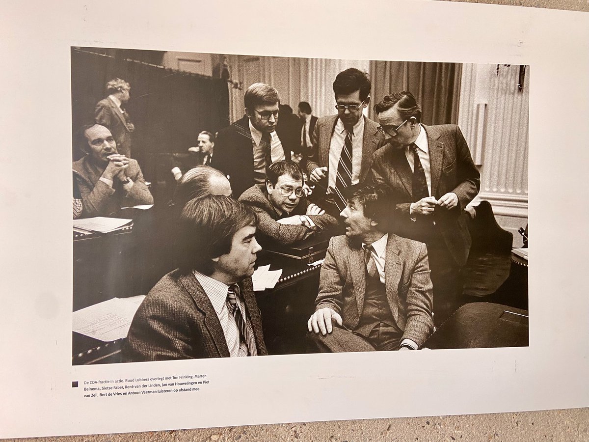 Leuk! Vandaag is er prachtige parlementaire geschiedenis opgehangen op m’n werkplek in de <a href="/2eKamertweets/">Tweede Kamer</a>. Van (mooie) Barend Biesheuvel, freule Wttewaal van Stoetwegen (let op de lege glazen en volle asbakken), tot Ruud Lubbers.
