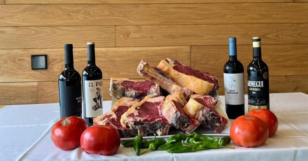 El vino se disfruta más cuando va acompañado de la mejor gastronomía. Las hortalizas y verduras de temporada, un buen chuletón y una copa de vino Pagos del Rey que lo mejora todo. ¡Así se celebra la vida cada día!