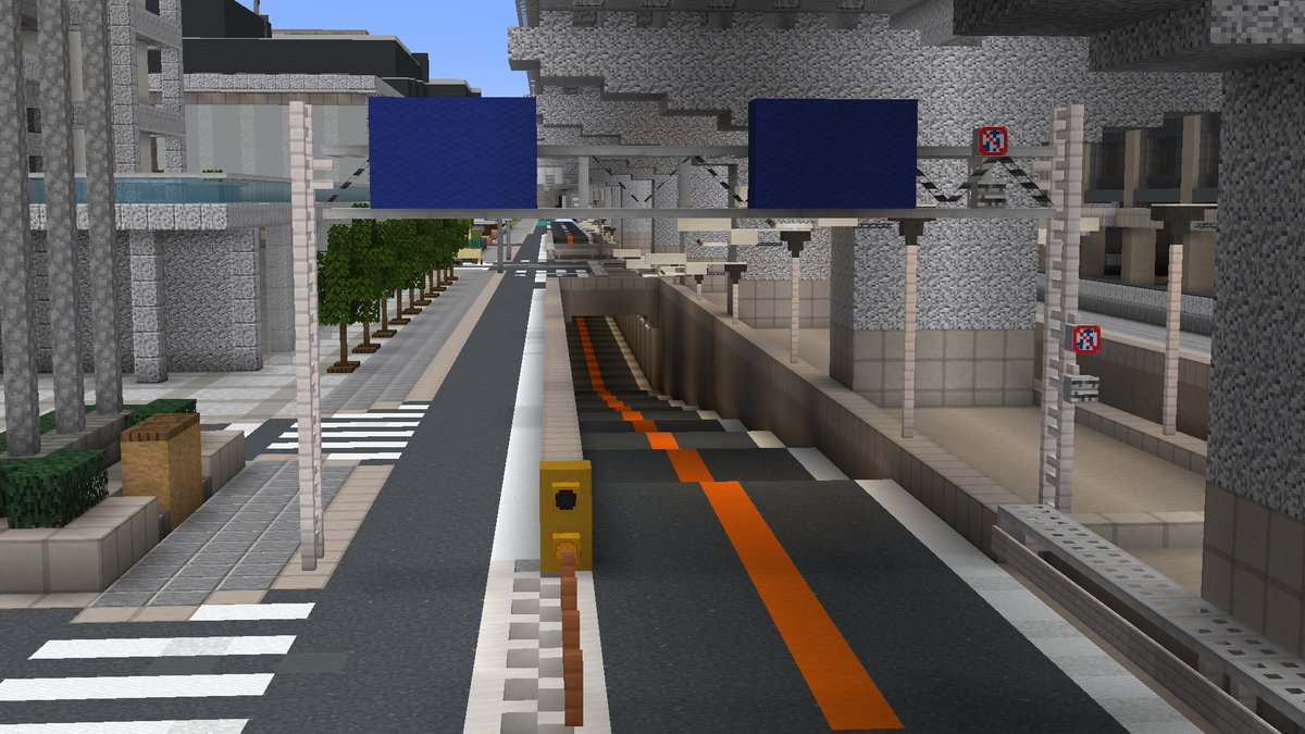 #佐山県 #Minecraft 
またキモい交差点作ってました
路面電車も通る都合で信号長いので、直進車両はアンダーパスに流すやつ
佐山の都市高速のリファインと、道路幅拡幅（2→3）一緒にやってます
