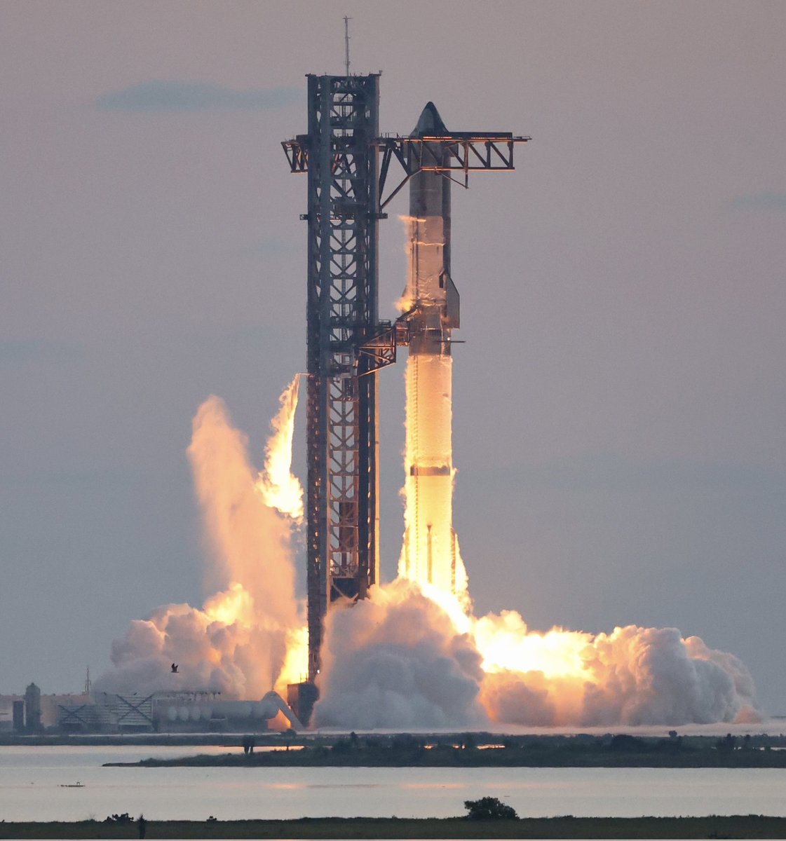 iam_smx's tweet image. One day, Starship will take humanity to Mars.