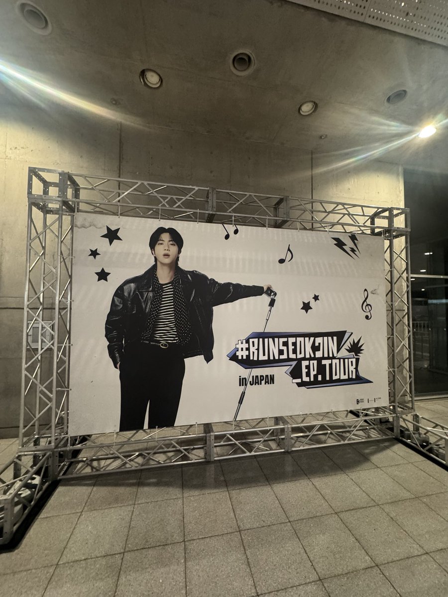 BTS_02hm's tweet photo. 幕張にもうジンくんいました😭🩷 https://t.co/OqjT2Lx9ge